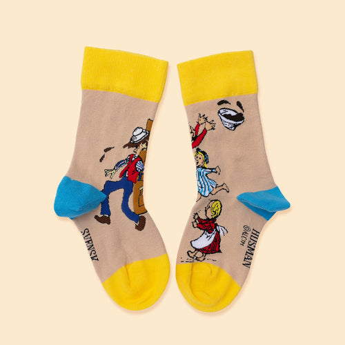Beige barnstrumpor med gula detaljer och motiv av Emil i Lönneberga Paltsmet - Svenskhusman