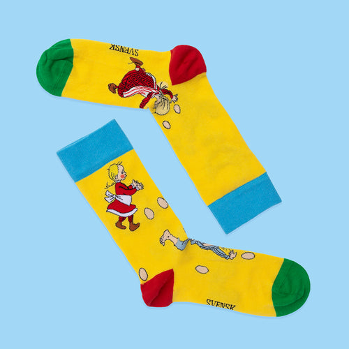 Gula strumpor med motiv av Emil och Ida i Lönneberga som letar ägg - Svenskhusman