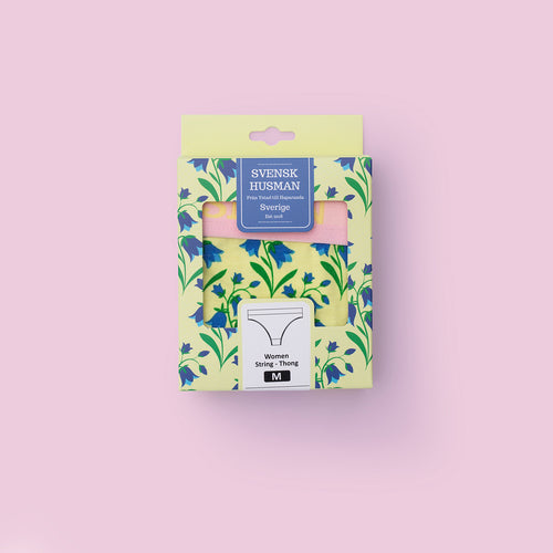 Gula stringtrosor med blåklockor och rosa resår i en dekorativ förpackning från Svenskhusman.