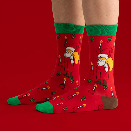 Röda julstrumpor med Lucia-motiv från Pettson och Findus samt gröna detaljer, Svenskhusman.