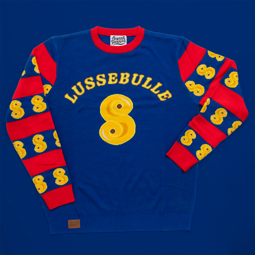 Blå stickad jultröja med gult lussebulle-motiv och röd-blårandiga ärmar från Svenskhusman.