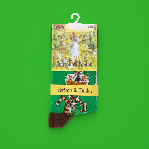 Gröna barnstrumpor från Svenskhusman med motiv av katten Findus som vispar pannkakssmet.