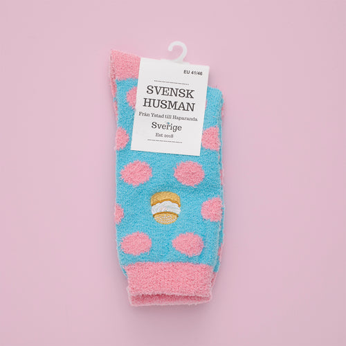 Fluffy baby blue and pink socks with an embroidered semla motif from Svenskhusman.
