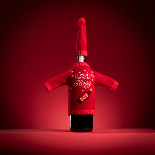 Röd stickad flasktröja och luva med texten All I want for Xmas is Glögg - Svenskhusman