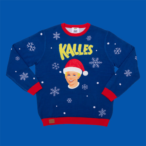 Blauer gestrickter Weihnachtspullover mit Kalle in Weihnachtsmütze, weißen Schneeflocken und roten Bündchen von Svenskhusman.