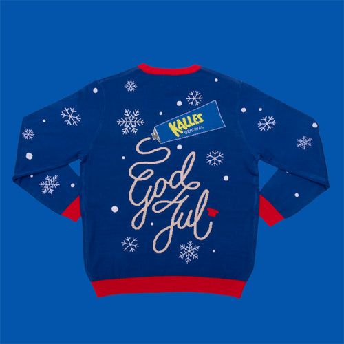 Gestrickter blauer Weihnachtspullover mit Kalles Kaviar-Tube, weißen Schneeflocken und dem Text God Jul - Svenskhusman.