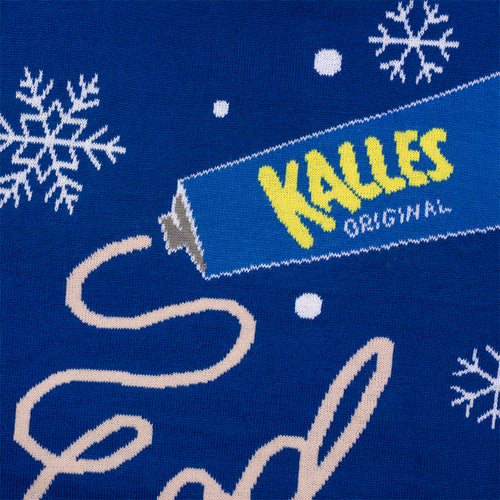 Blauer gestrickter Weihnachtspullover mit Kalles Kaviar-Muster und weißen Schneeflocken von Svenskhusman.