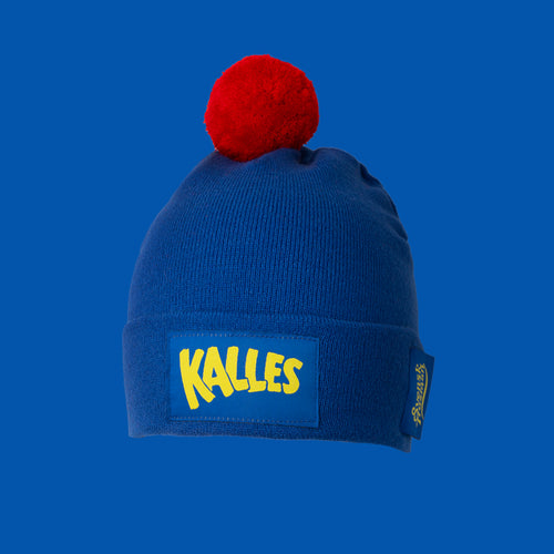 Blå stickad mössa med röd tofs och gul Kalles Kaviar-logotyp från Svenskhusman.