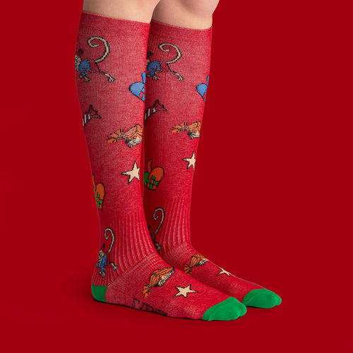 Röda stödstrumpor med Pippi Långstrump julmotiv, stjärnor och gröna tår - Svenskhusman