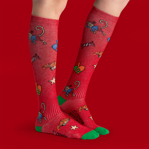 Röda stödstrumpor med Pippi Jul-motiv föreställande Herr Nilsson och Lilla Gubben från Svenskhusman.