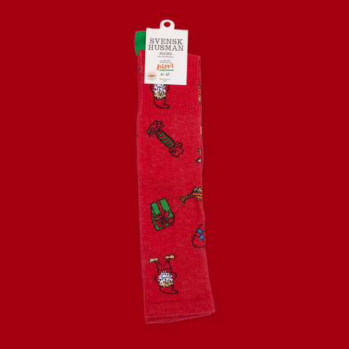 Röda stödstrumpor med Pippi Långstrump-motiv och juldetaljer från Svenskhusman.