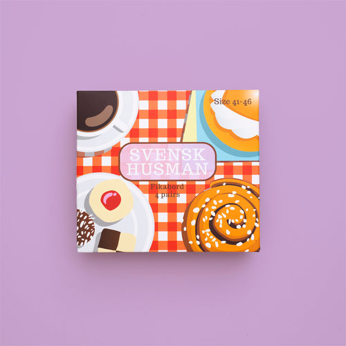 Fikabord Box 4-pack presentask med motiv av kaffe och kanelbullar på rödvitrutig bakgrund från Svenskhusman.