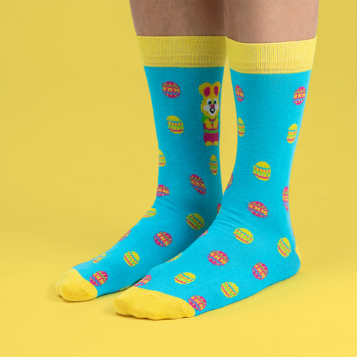 Light blue and yellow socks featuring Easter bunnies and colorful eggs by Svenskhusman.