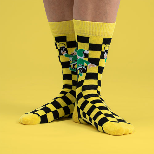 Gula och svarta schackrutiga julstrumpor med Tomteverkstad-motiv - Svenskhusman