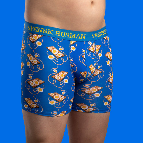 Blå boxerkalsonger med mönster av kaviar på knäckemacka och ägg från Svenskhusman.