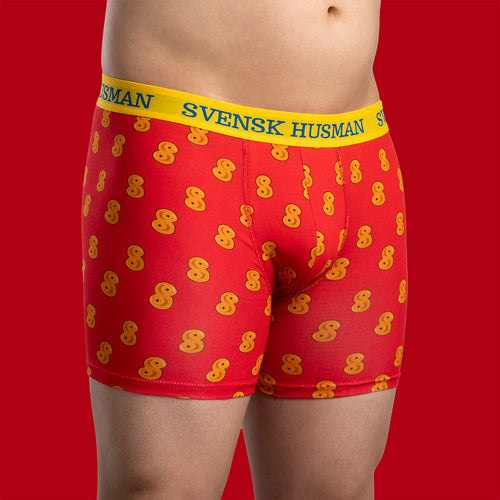 Röda boxerkalsonger med mönster av lussebullar och gult resårband på en herrmodell - Svenskhusman
