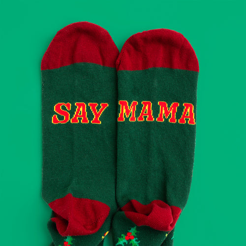 Grønne julestrømper med røde detaljer og det klassiske citat SAY MAMA fra Svenskhusman.