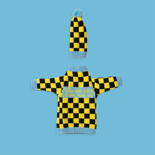 Yellow and black checkered bottle sweater and hat featuring the Swedish quote "Sån där färg skulle man ha" by Svenskhusman.