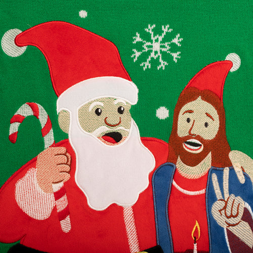 Stickad grön jultröja med motiv av tomten och Jesus med polkagris och fredstecken från Svenskhusman.