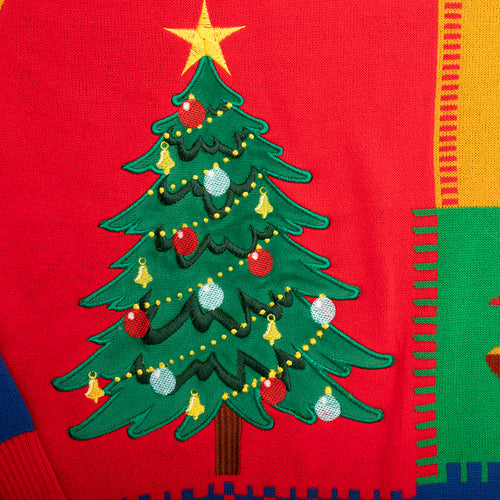 Röd jultröja med broderad julgran och färgglada färgpatchar från Svenskhusman.