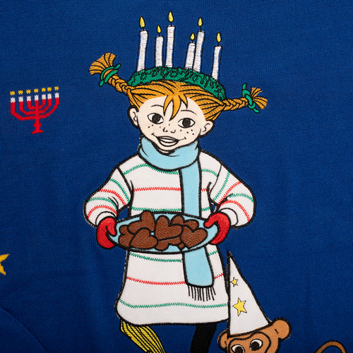 Blå stickad jultröja med mönster av Pippi Långstrump som Lucia och Herr Nilsson från Svenskhusman.