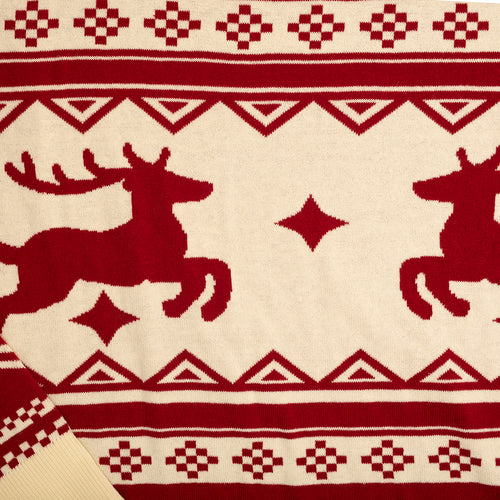 Rot stickad jultröja med mönster av renar och stjärnor i benweißt från Schwedischhusman.