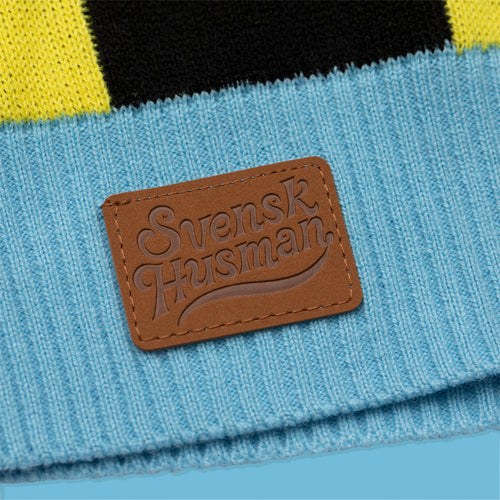 Stickad väst för dam i mönstret Sån där färg med logopatch från Svenskhusman.