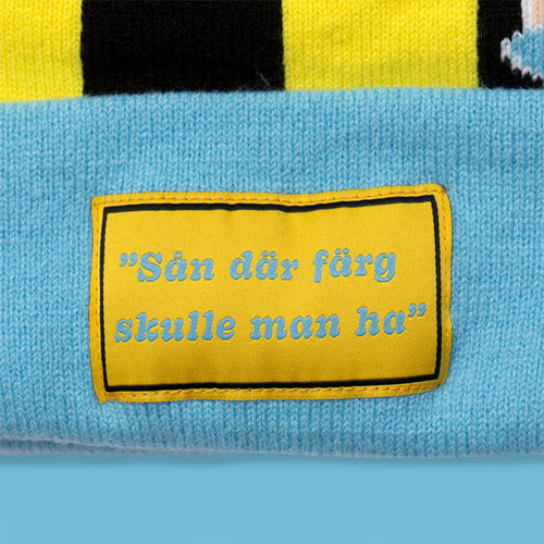 Ljusblå stickad mössa med gul patch - Sån där färg skulle man ha - Svenskhusman