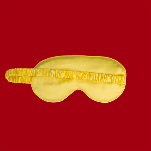 Gul mjuk sovmask i polyester med elastiskt band från kollektionen lussebullar av Svenskhusman.