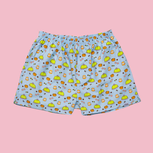 Ljusblå boxershorts med ett mönster av fika som prinsesstårta och kanelbullar - Svenskhusman