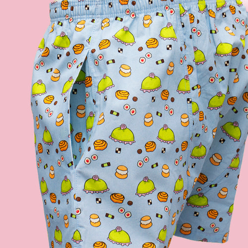 Ljusblå boxershorts med fika-mönster av prinsesstårtor och kanelbullar från Svenskhusman.