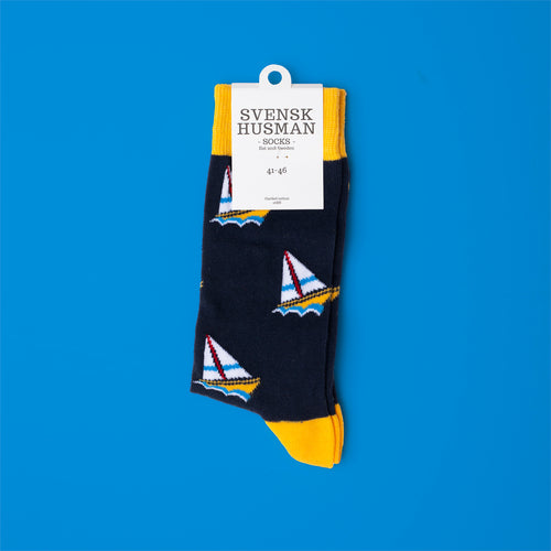 Marineblaue Socken mit Segelboot-Muster und gelben Details von Svenskhusman.