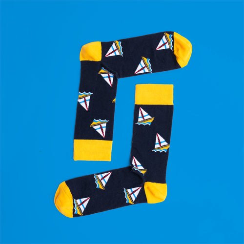 Marineblaue gemusterte Socken mit weißen Segelbooten und gelben Details von Svenskhusman.