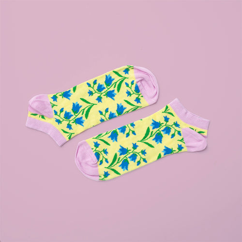 Sneakersstrumpor - Blåklocka - Gula korta strumpor med rosa detaljer från Svenskhusman.