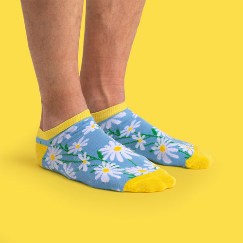 Ljusblå sneakersstrumpor med mönster av prästkragar och gula detaljer - Svenskhusman