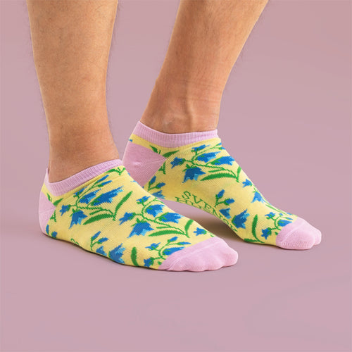 Gula sneakersstrumpor dekorerade med ett blåklocksmönster - Svenskhusman
