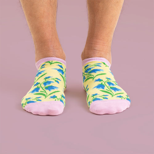 Sneakersstrumpor med blåklockor på gul bakgrund och rosa detaljer - Svenskhusman
