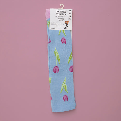Ljusblå stödstrumpor med mönster av rosa tulpaner i originalförpackning från Svenskhusman.