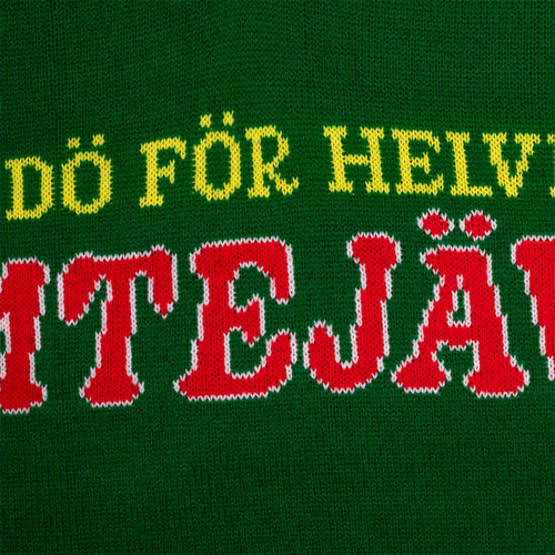 Grüne Herren-Strickweste mit dem Schriftzug Tomtejävel in Rot und Gelb von Svenskhusman.
