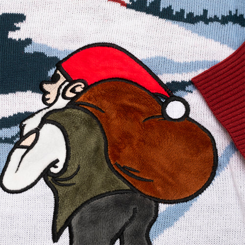 Stickad jultröja med en fluffig gårdstomte som bär på en säck från Svenskhusman.