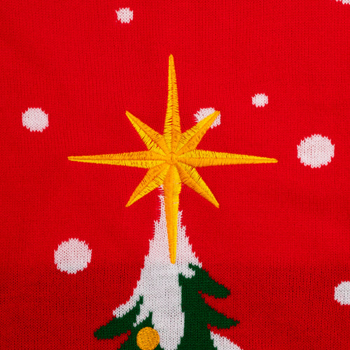 Embroidered yellow star on a red Christmas sweater with a gingerbread house motif by Svenskhusman.