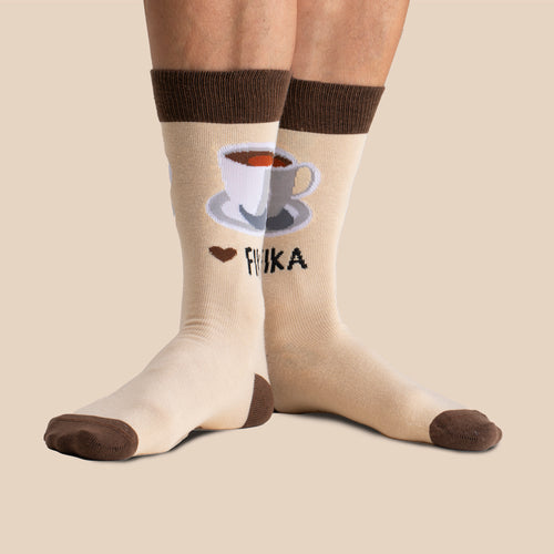 Beige seamless strumpor med motiv av en kaffekopp och texten FIKA från Svenskhusman.
