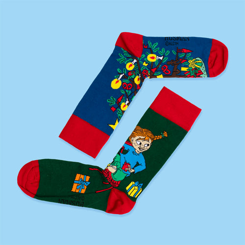Blå och gröna julstrumpor med Pippi Långstrump-motiv och röda detaljer från Svenskhusman.