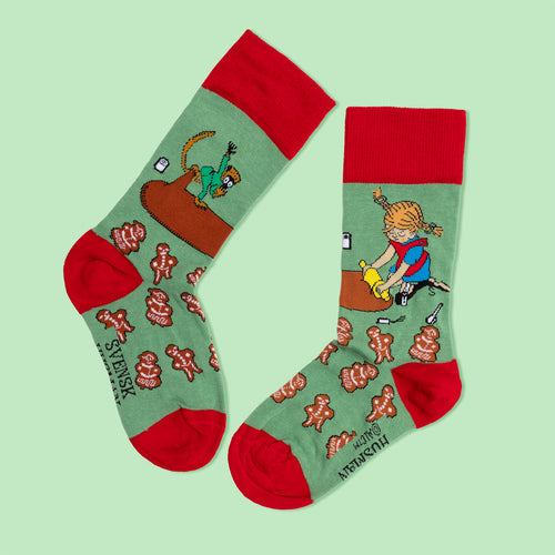 Gröna barnstrumpor med Pippi Långstrump och Herr Nilsson som bakar pepparkakor - Svenskhusman.