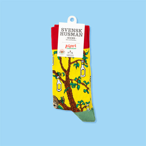 Gelbe Kindersocken von Svenskhusman mit dem Motiv von Pippi Langstrumpfs Limonadenbaum.