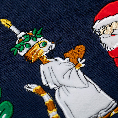 Detalj av en marinblå stickad jultröja med broderad Findus som lucia - Svenskhusman
