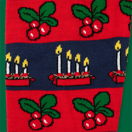 Gestrickter Weihnachtspullover mit Adventsleuchtern und roten Beeren, Detailaufnahme von Svenskhusman.