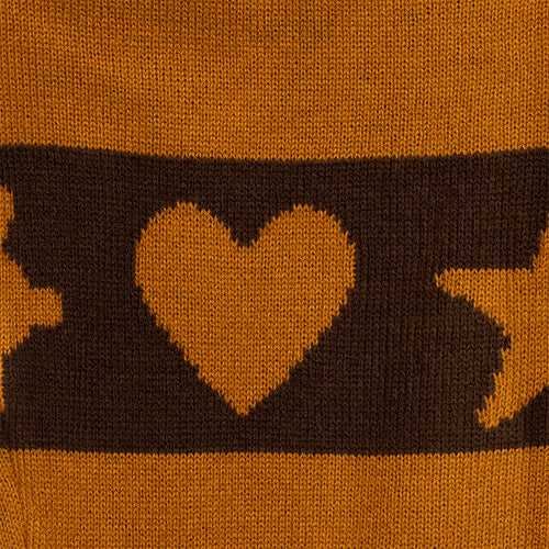 Gestrickter Weihnachtspullover mit braun-gelbem Lebkuchenmuster und Herz-Motiv von Svenskhusman.