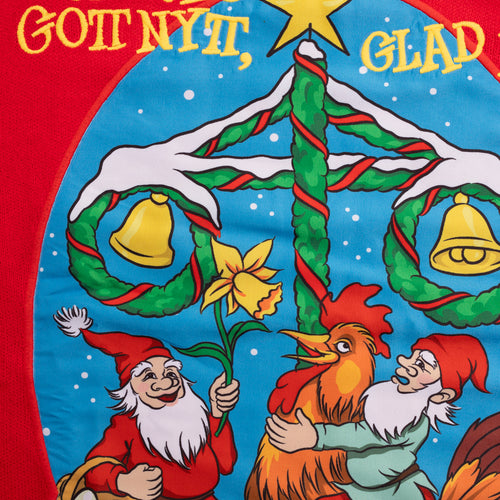 Red Christmas sweater featuring a festive print of elves and a snowy midsummer pole by Svenskhusman.