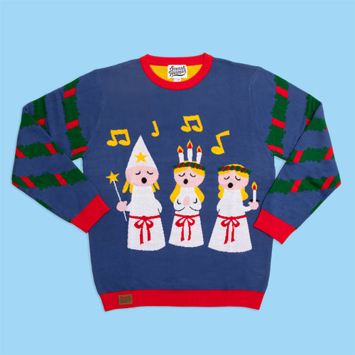 Blauer gestrickter Weihnachtspullover für Herren mit klassischem Lucia-Motiv und roten Details von Svenskhusman.
